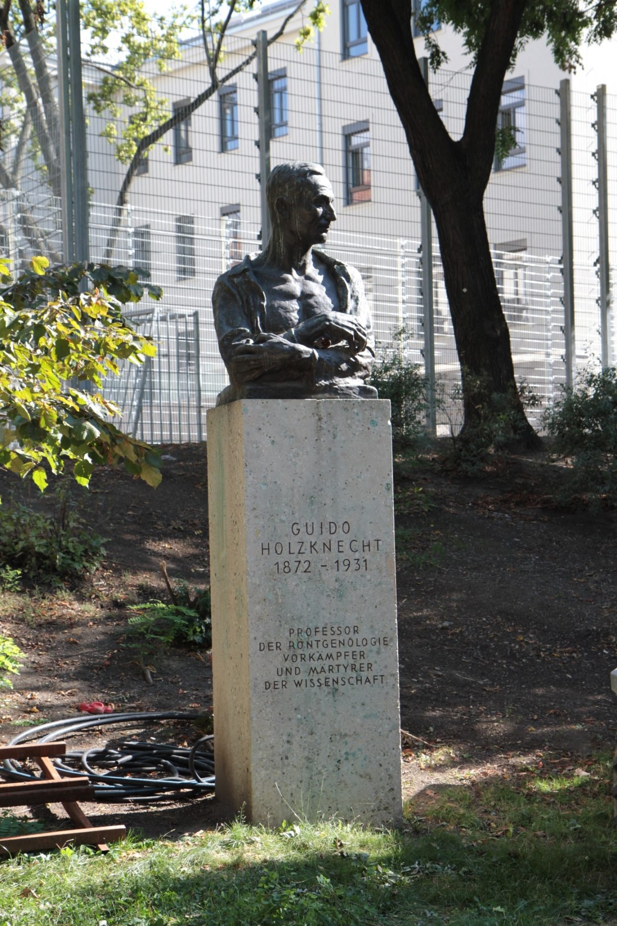 Guido Holzknecht's monument, Vienna - 01.JPG